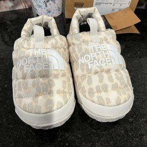 North Face Mule Slipper Nuptse Silver Gray leopard print  Size 5. New w Box